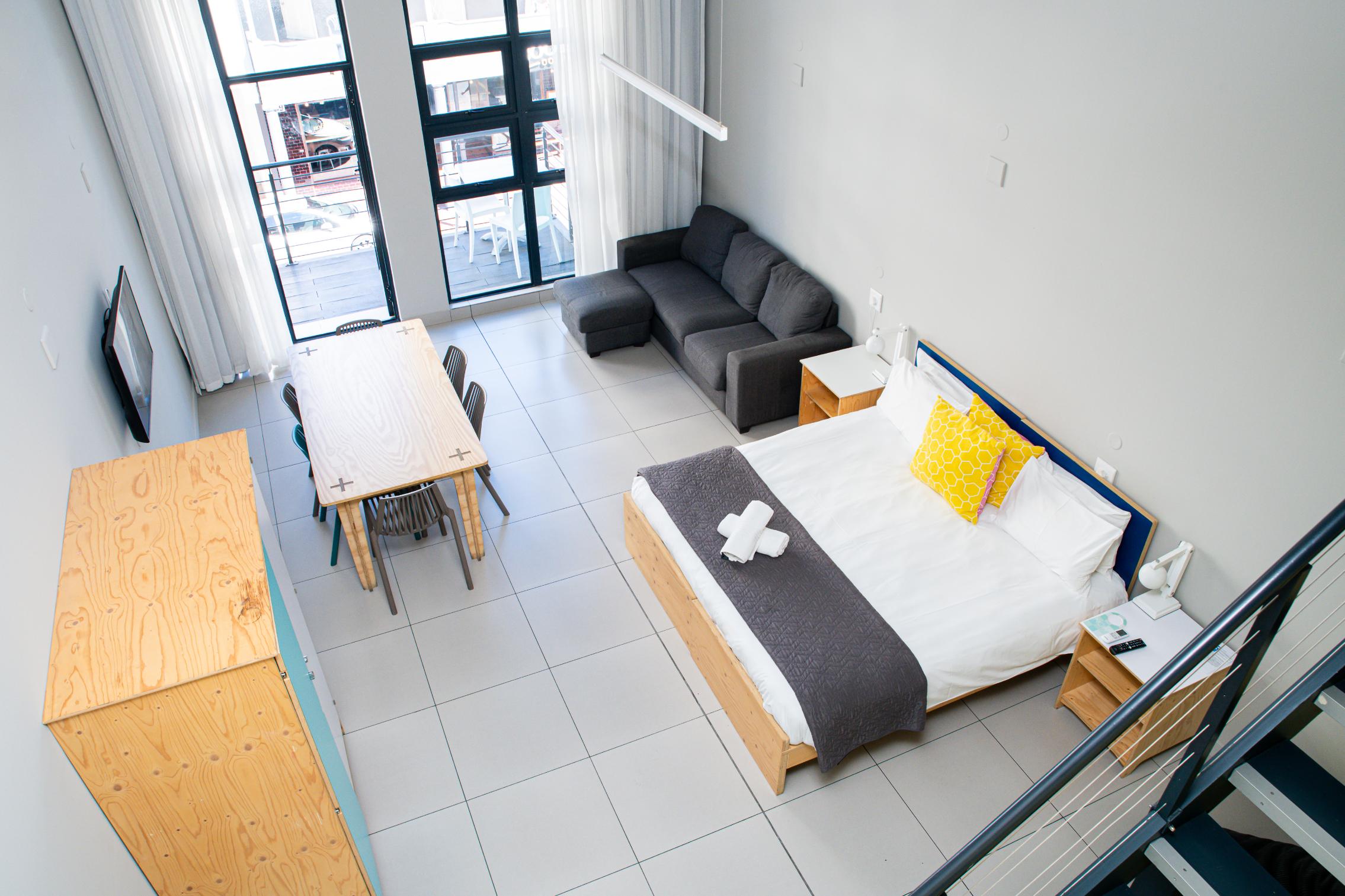 12 4 bed family room street view